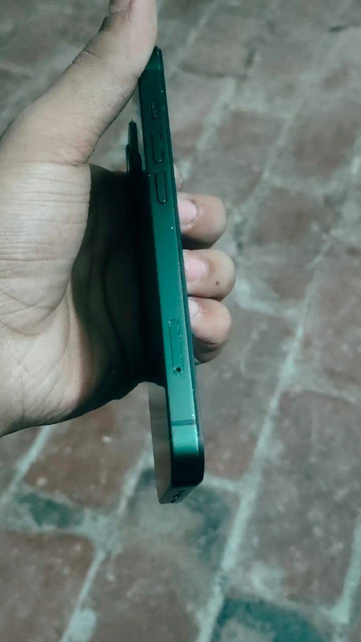 Apple iPhone 13 4