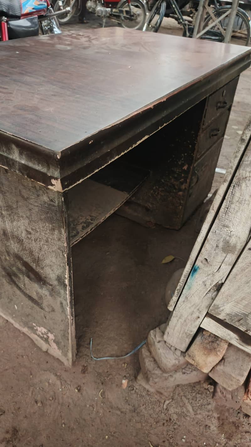 Computer table 1