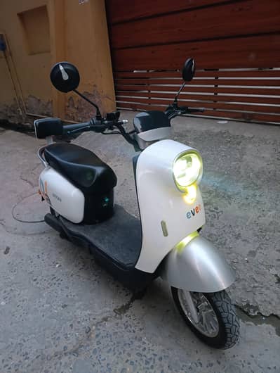 Evee Scooty