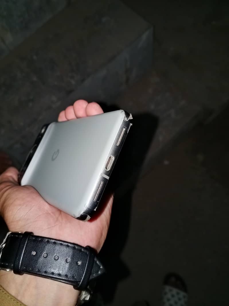 Google Pixel 8 4