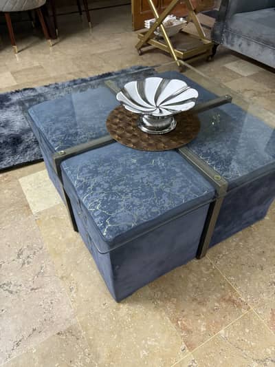 Thompson  sqare table wid ottomans