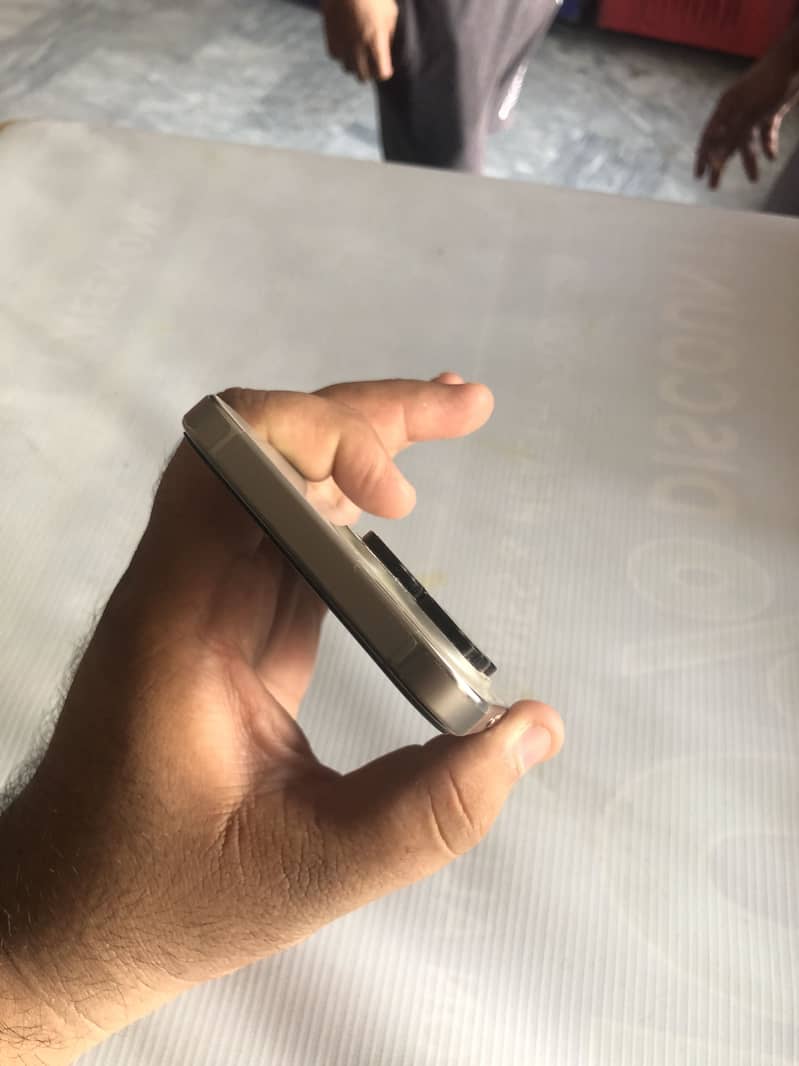 Apple iPhone 16 Pro Max 0