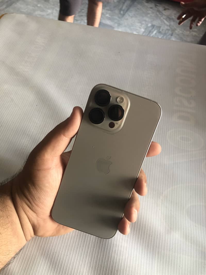 Apple iPhone 16 Pro Max 2