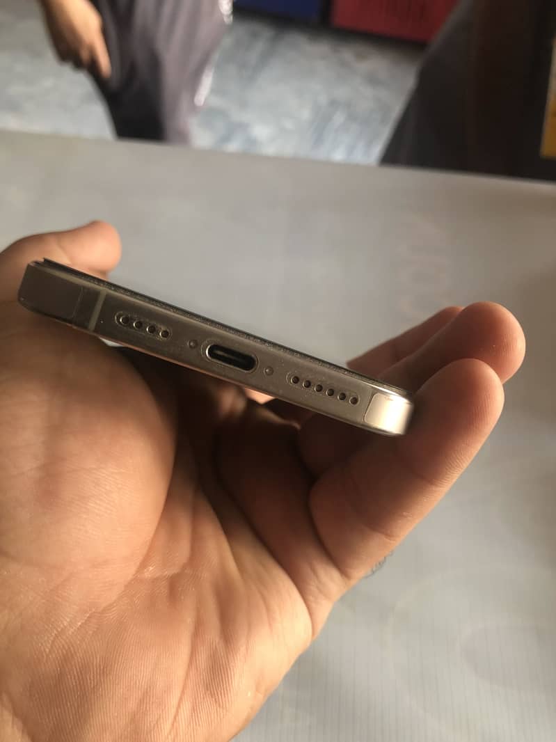Apple iPhone 16 Pro Max 4