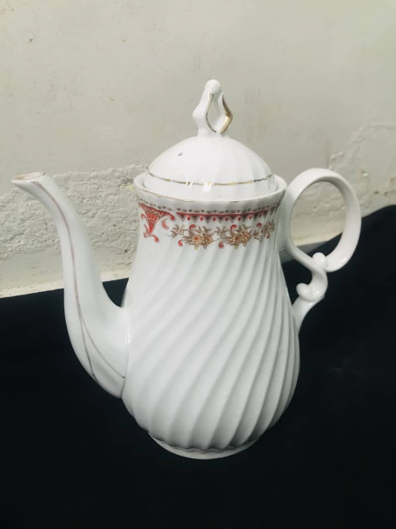 Plates set with kettle 3