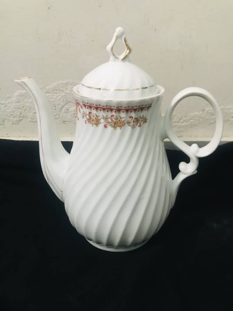Plates set with kettle 4