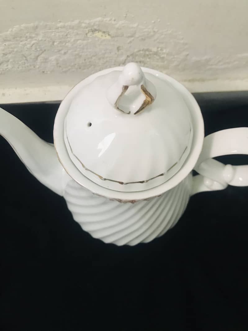 Plates set with kettle 5