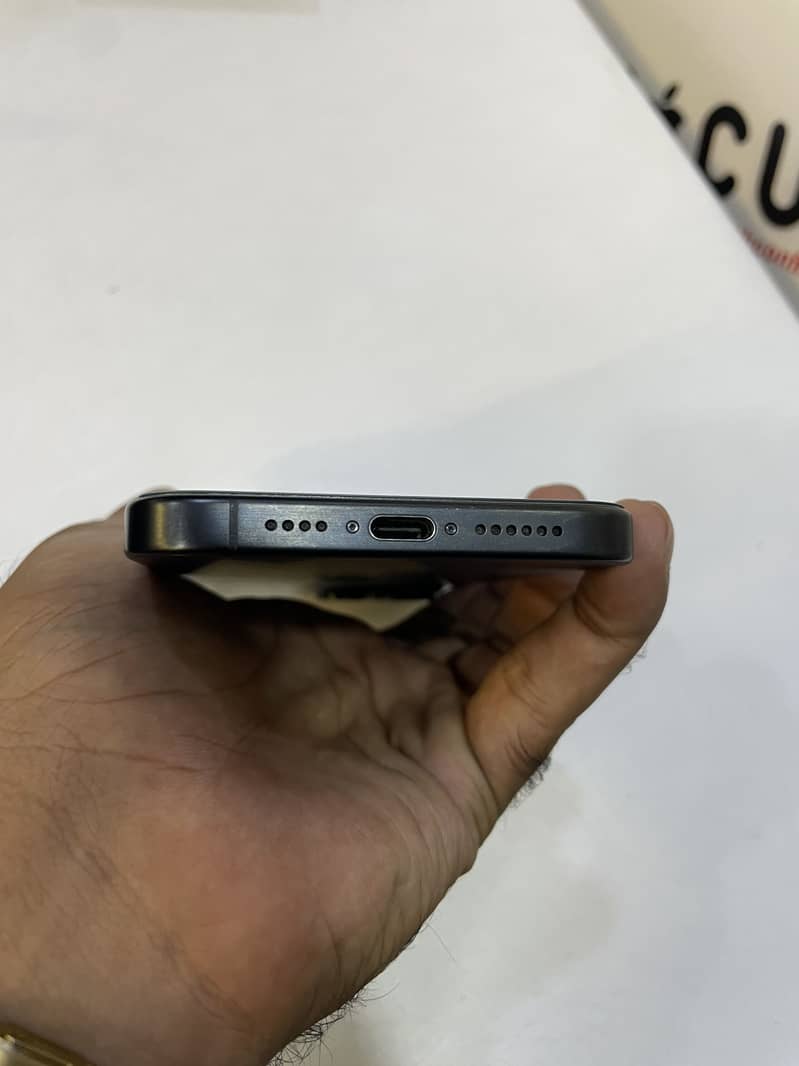 Apple iPhone 15 Pro Max 4