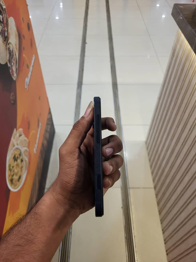Apple iPhone 13 4