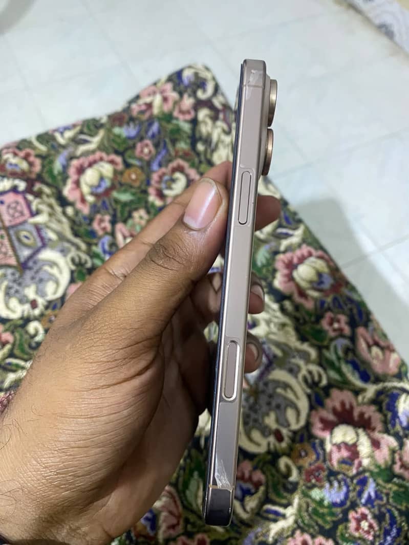 Apple iPhone 16 Pro Max 3