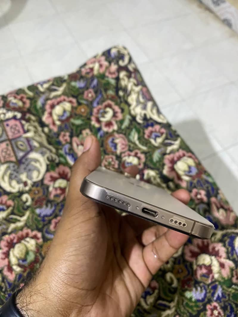 Apple iPhone 16 Pro Max 4