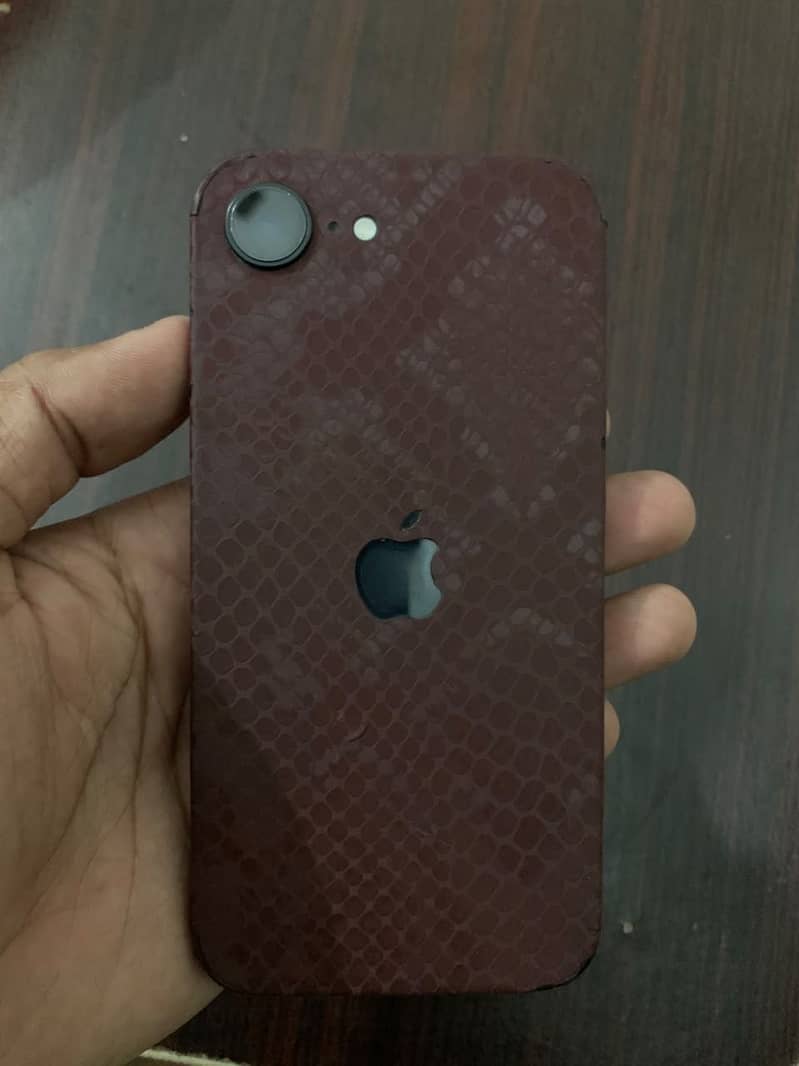 iPhone 16e 3