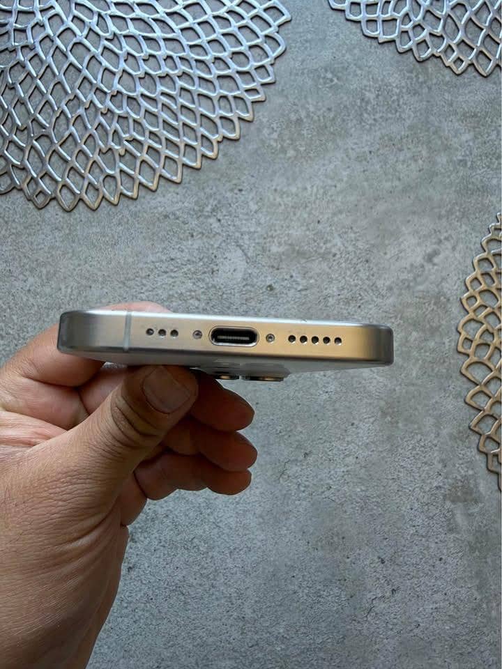 Apple iPhone 15 Pro 3