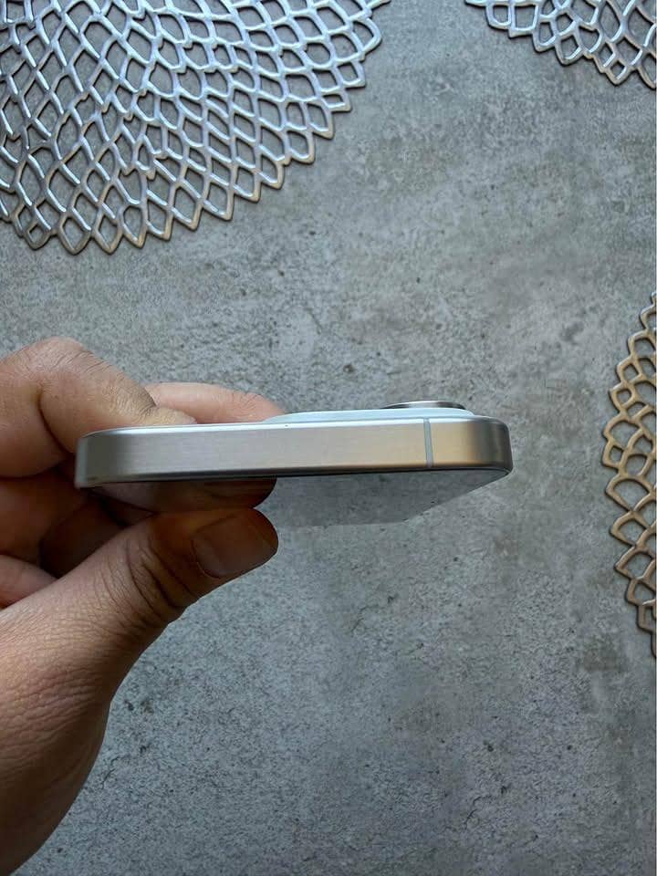 Apple iPhone 15 Pro 4