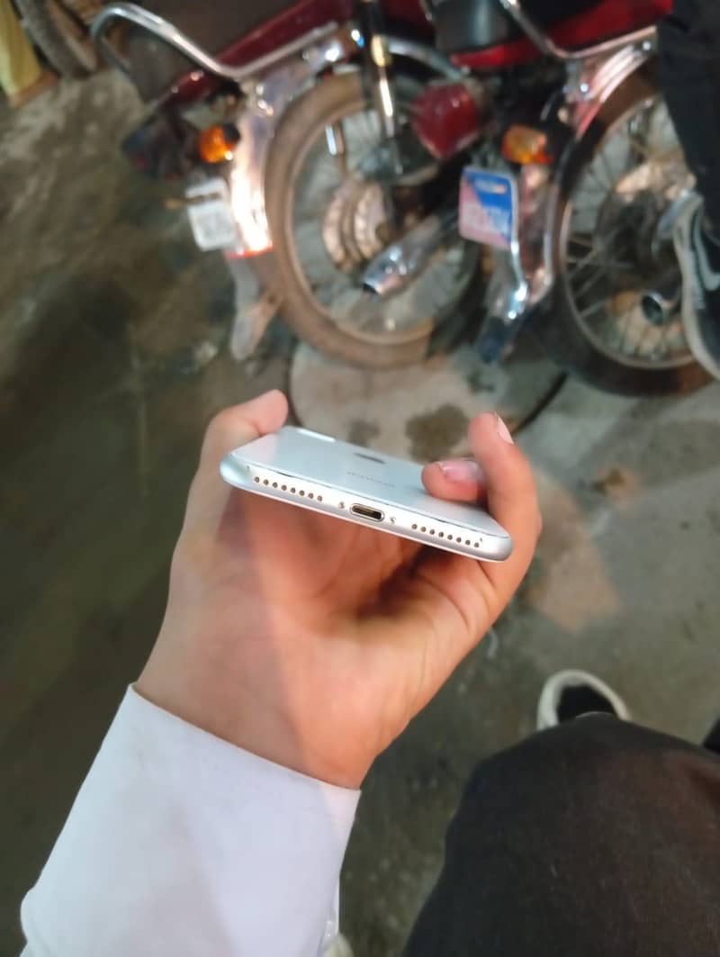 Apple iPhone 8 Plus 1