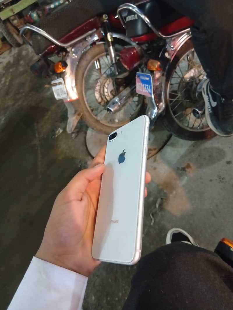 Apple iPhone 8 Plus 2