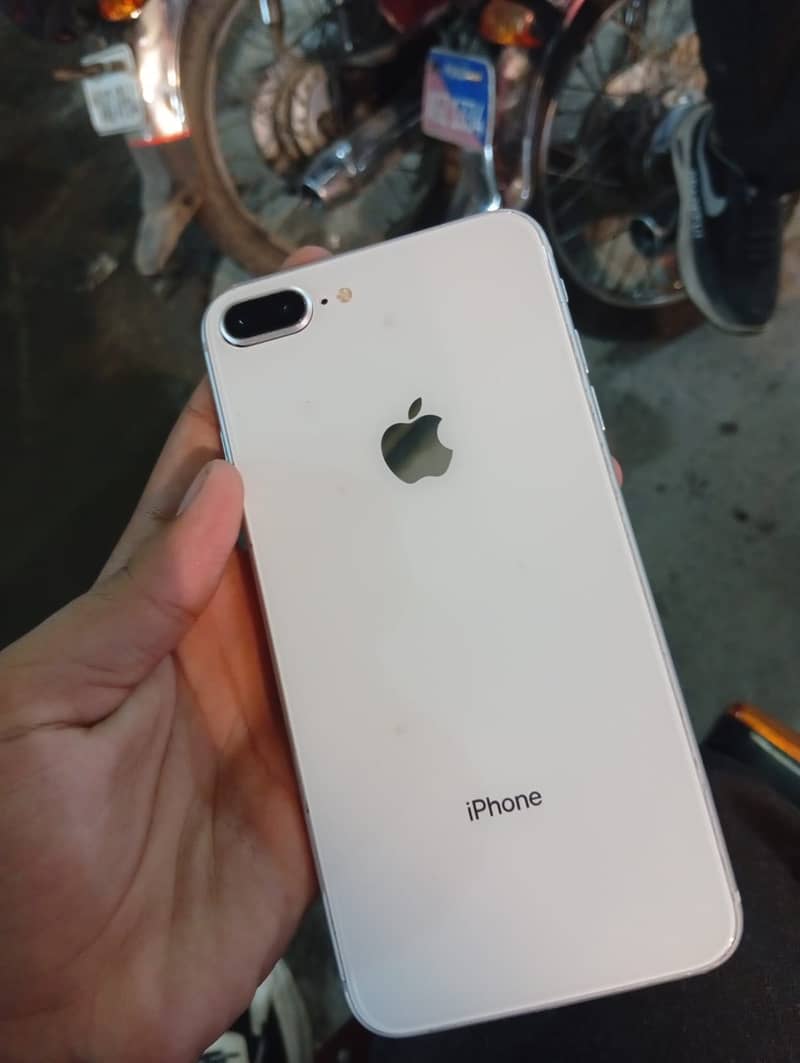 Apple iPhone 8 Plus 3