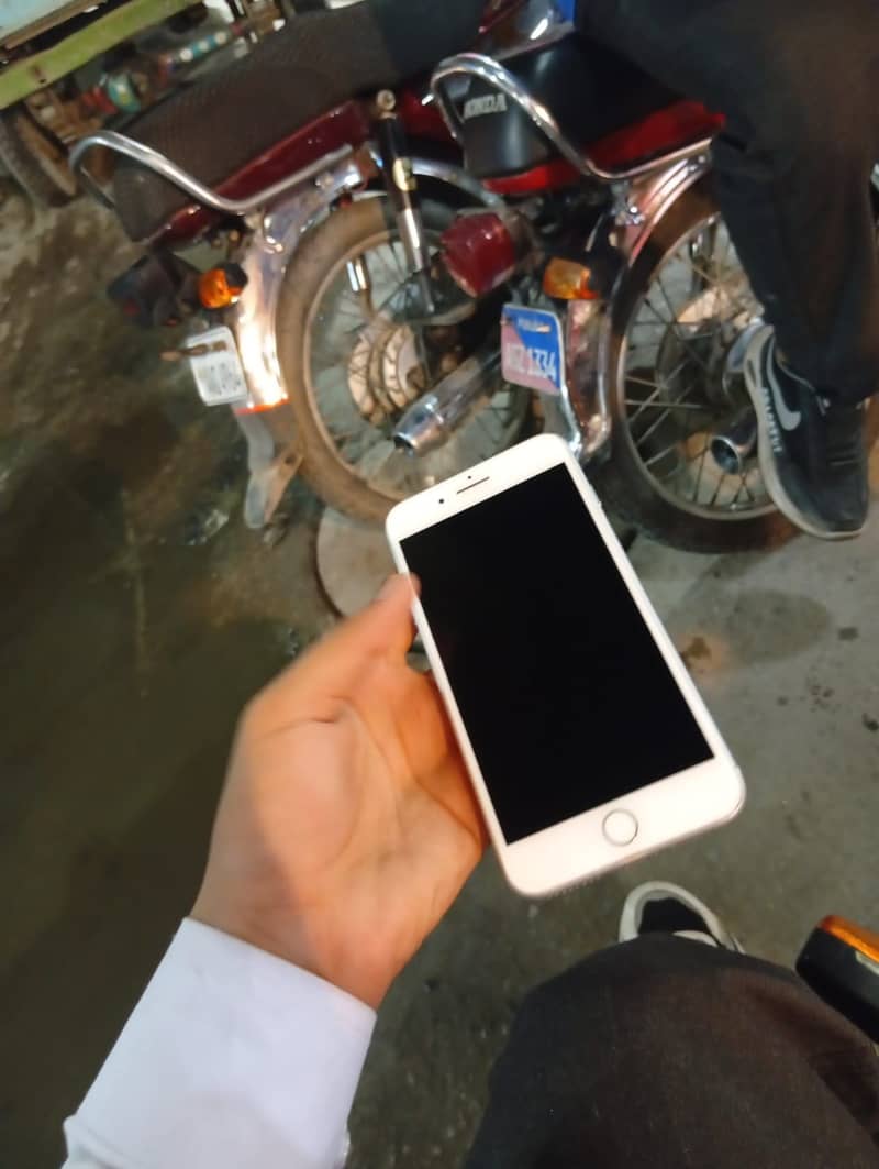 Apple iPhone 8 Plus 5