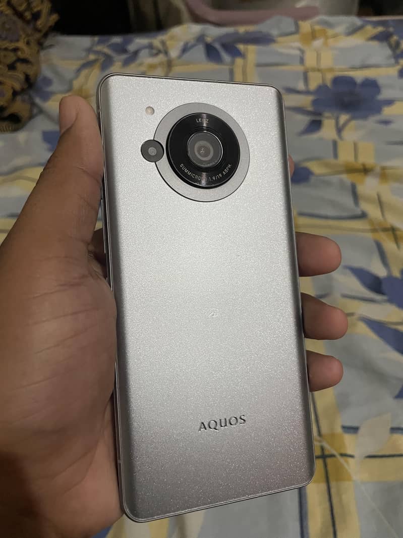 Sharp Aquos r 7 0