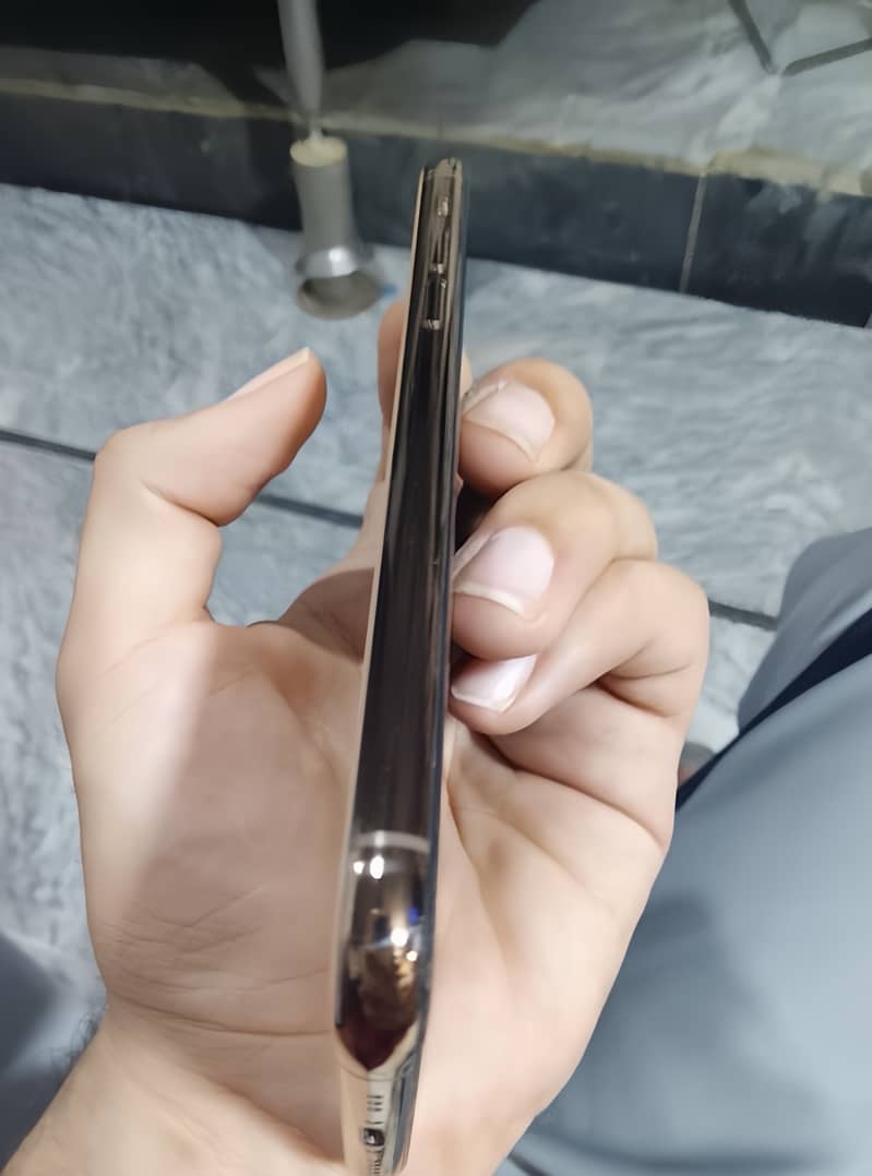 Apple iPhone 11 Pro 4