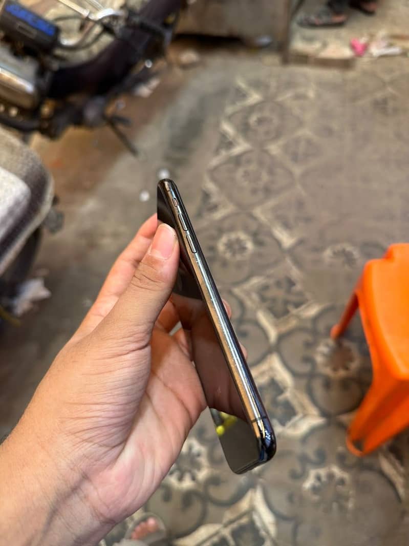 Apple iPhone X 3