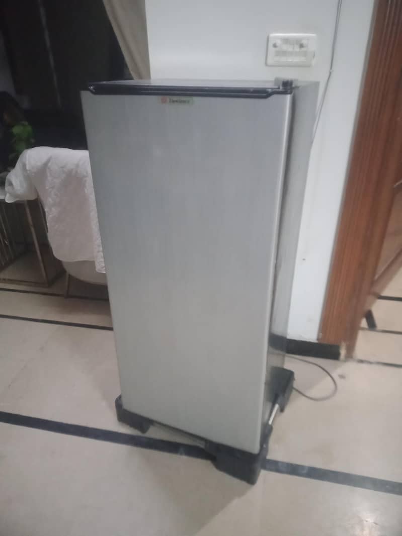 Dawlance mini fridge 0
