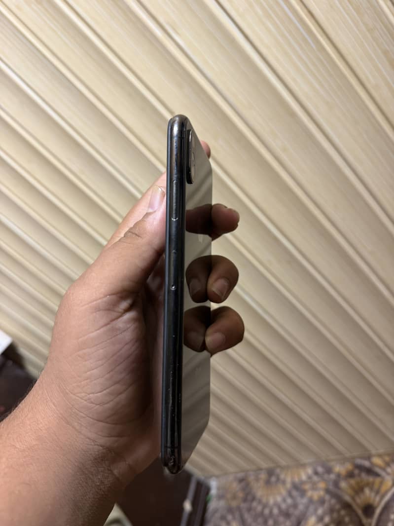 Apple iPhone XS Max 4