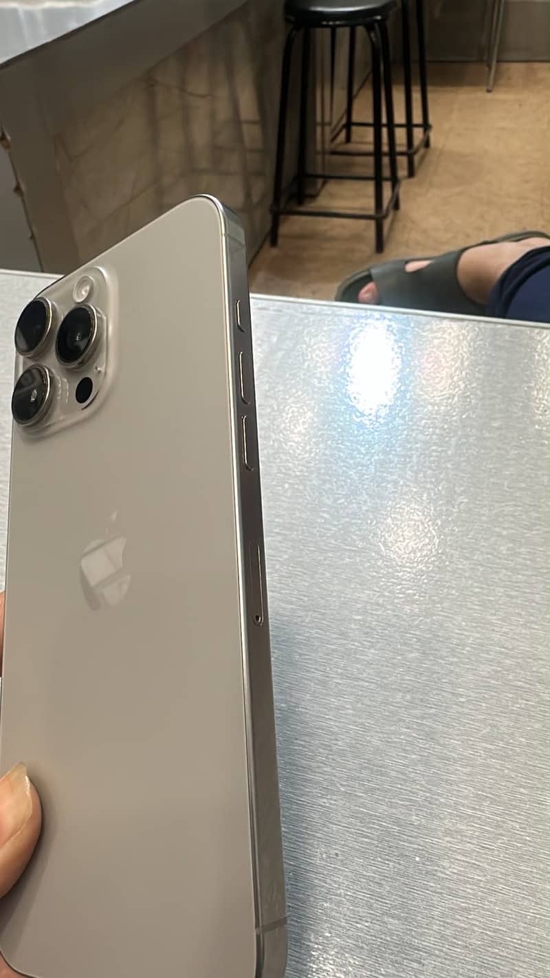 Apple iPhone 16 Pro Max 1