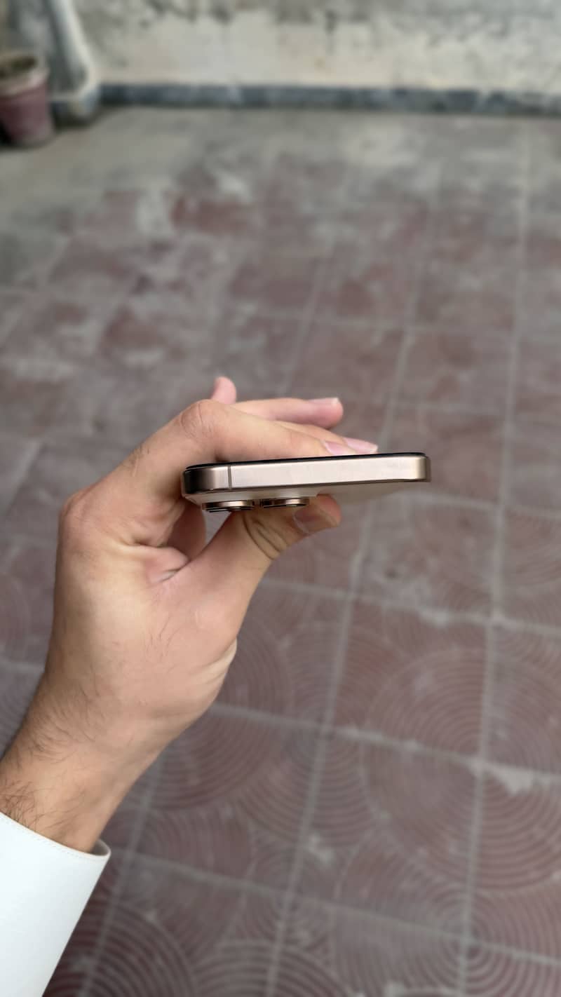 Apple iPhone 16 Pro Max 4