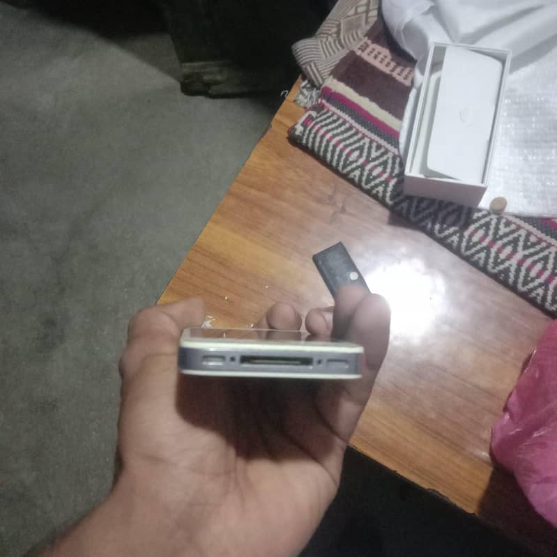 Apple iPhone 4s 6