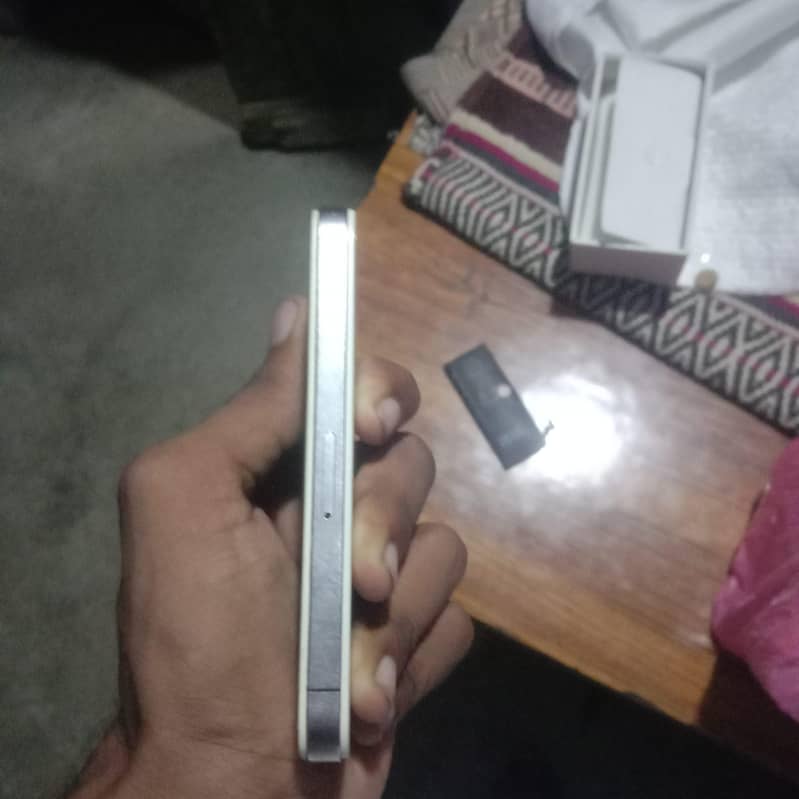 Apple iPhone 4s 7