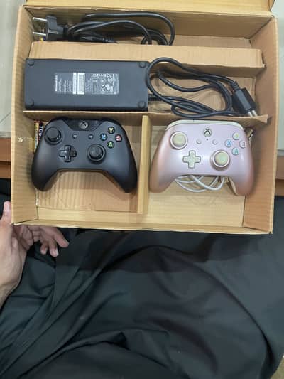 X Box One 500GB (2 controller)