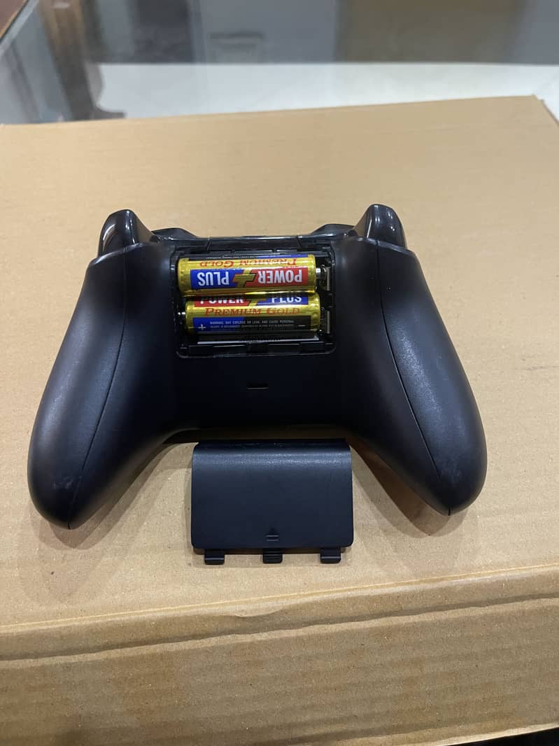 X Box One 500GB (2 controller) 6