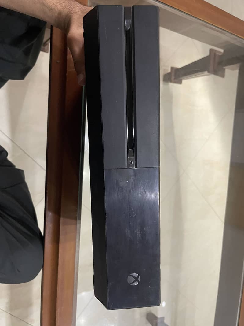 X Box One 500GB (2 controller) 12