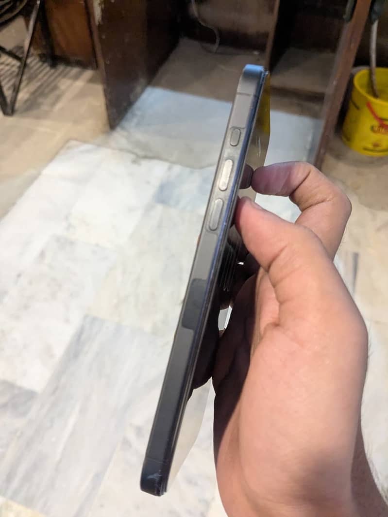 Apple iPhone 15 Pro Max 4