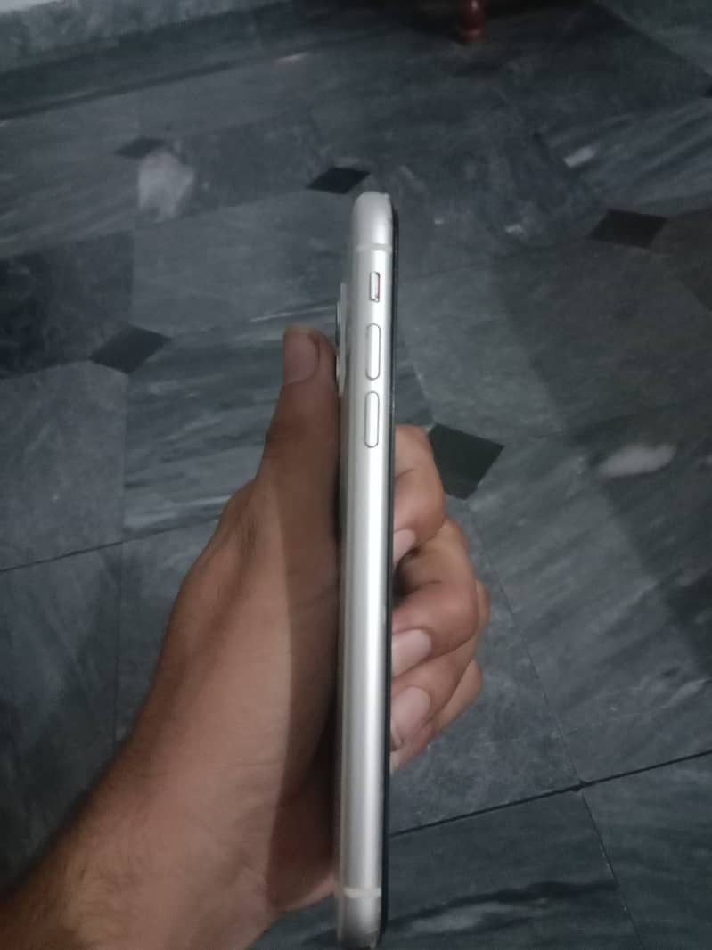 Apple iPhone 11 7