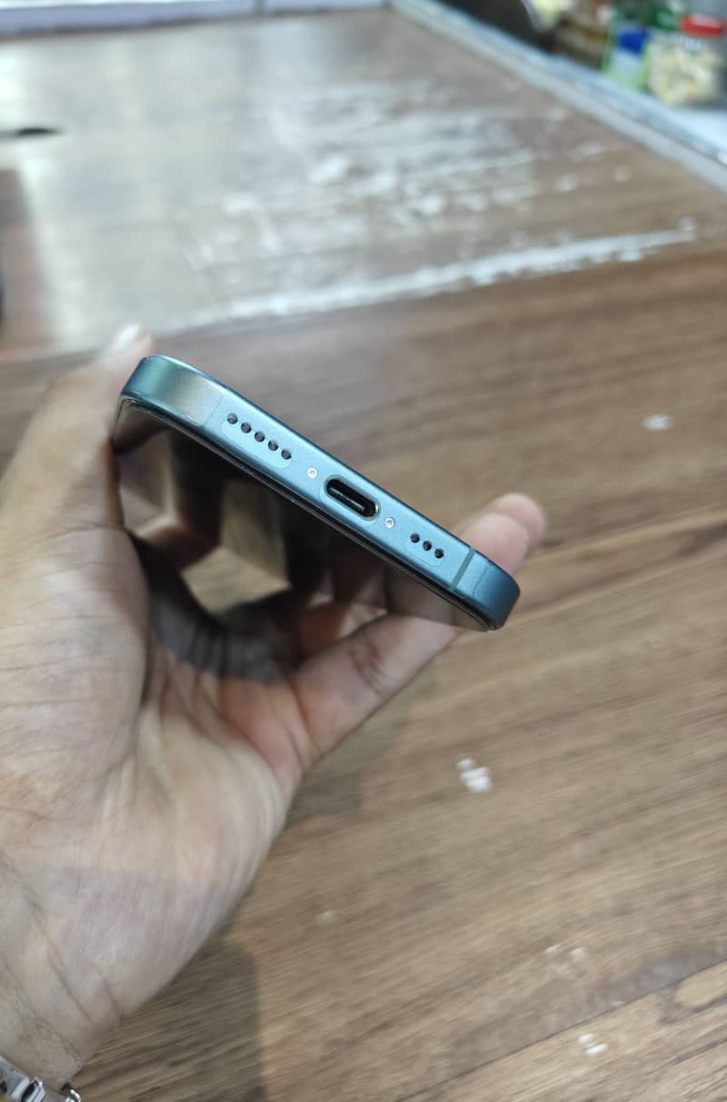 Apple iPhone 16 2