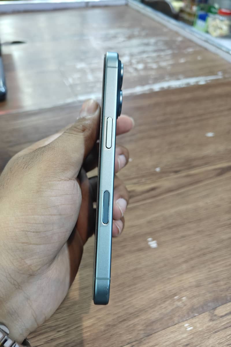Apple iPhone 16 3