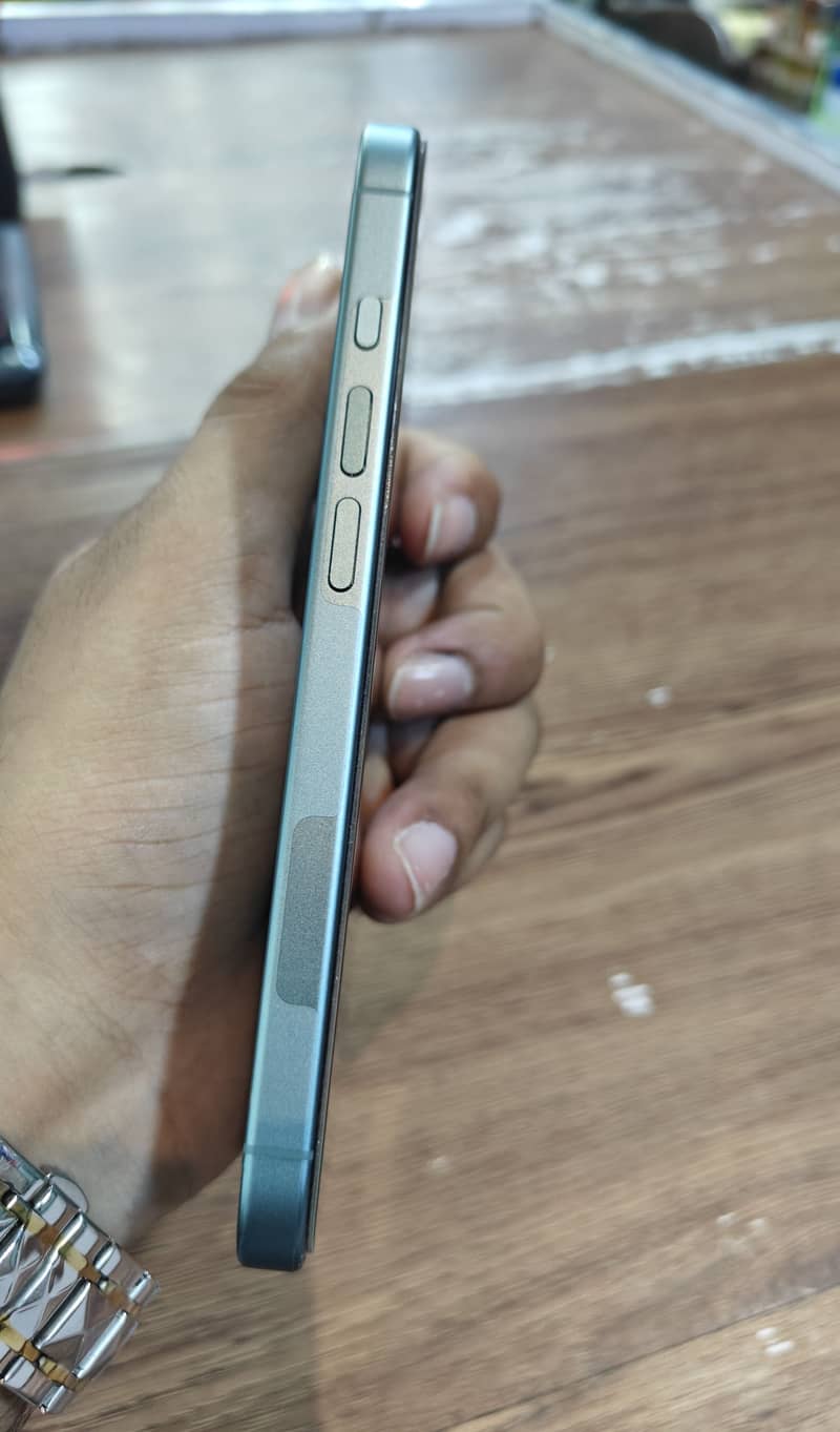 Apple iPhone 16 4