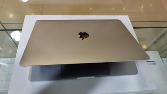 Apple MacBook pro 15.6 touch ID