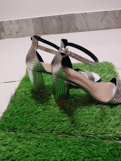 Girls heel sandals size 37