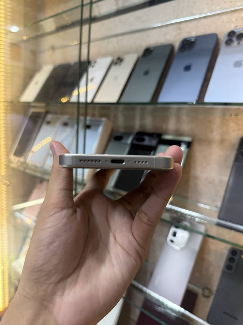 Apple iPhone 15 Pro Max 3