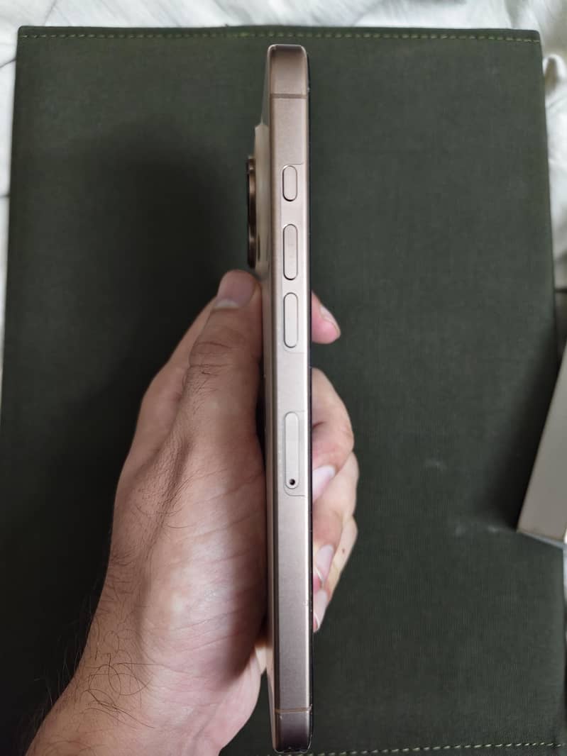 Apple iPhone 16 Pro Max 1