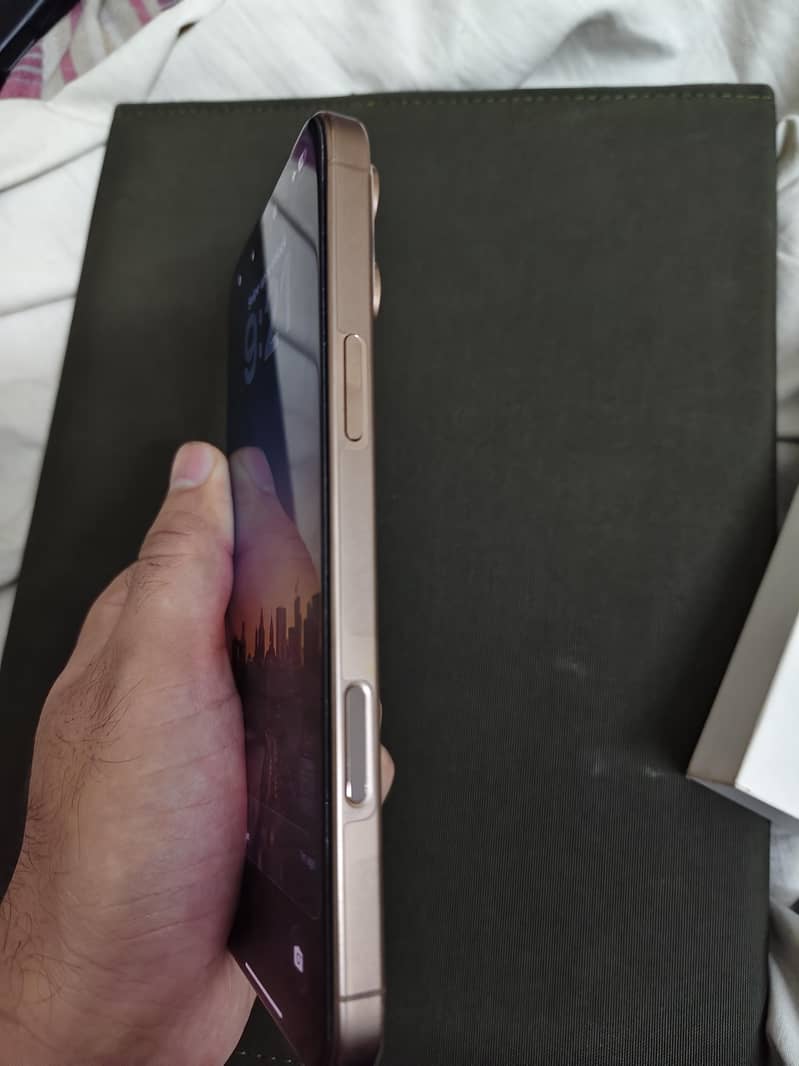 Apple iPhone 16 Pro Max 2