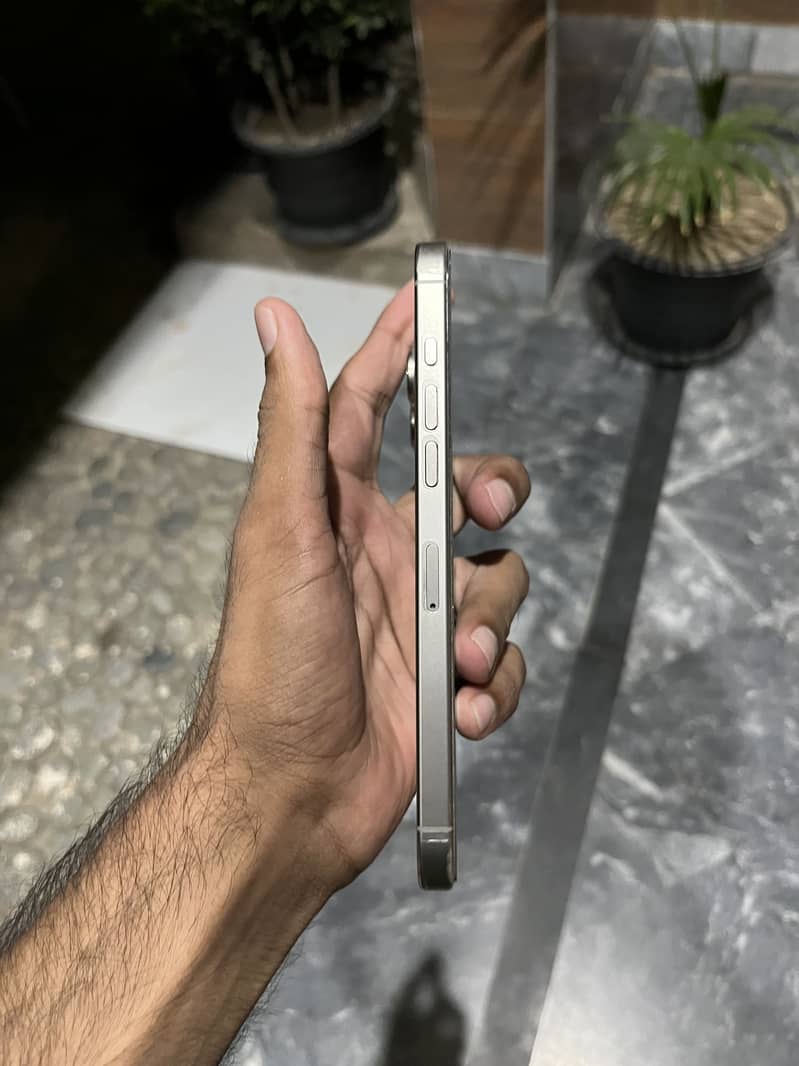 Apple iPhone 16 Pro Max 2