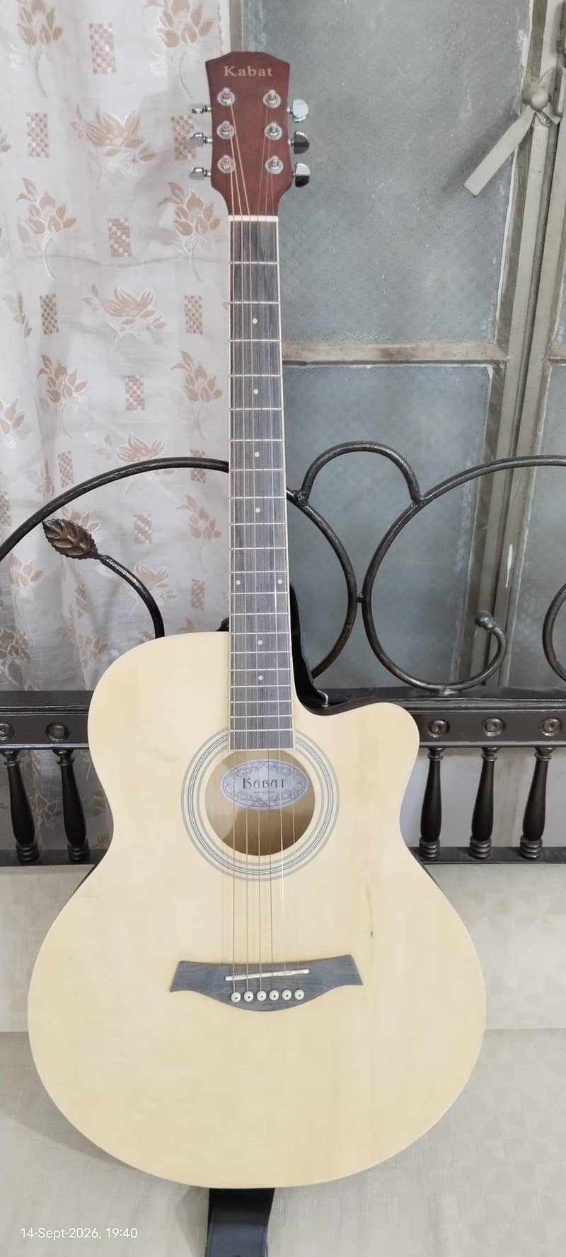 Acoustic guitar/music/instrument/guitar 2