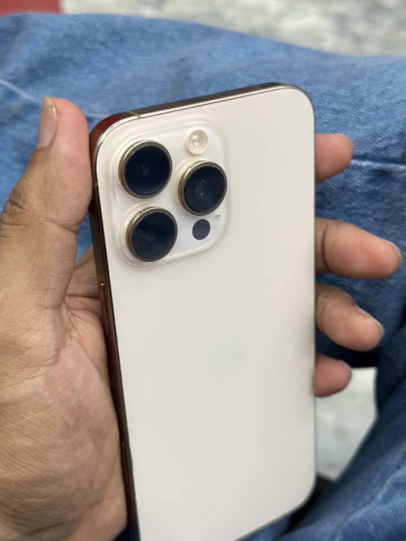 Apple iPhone 16 Pro Max 3