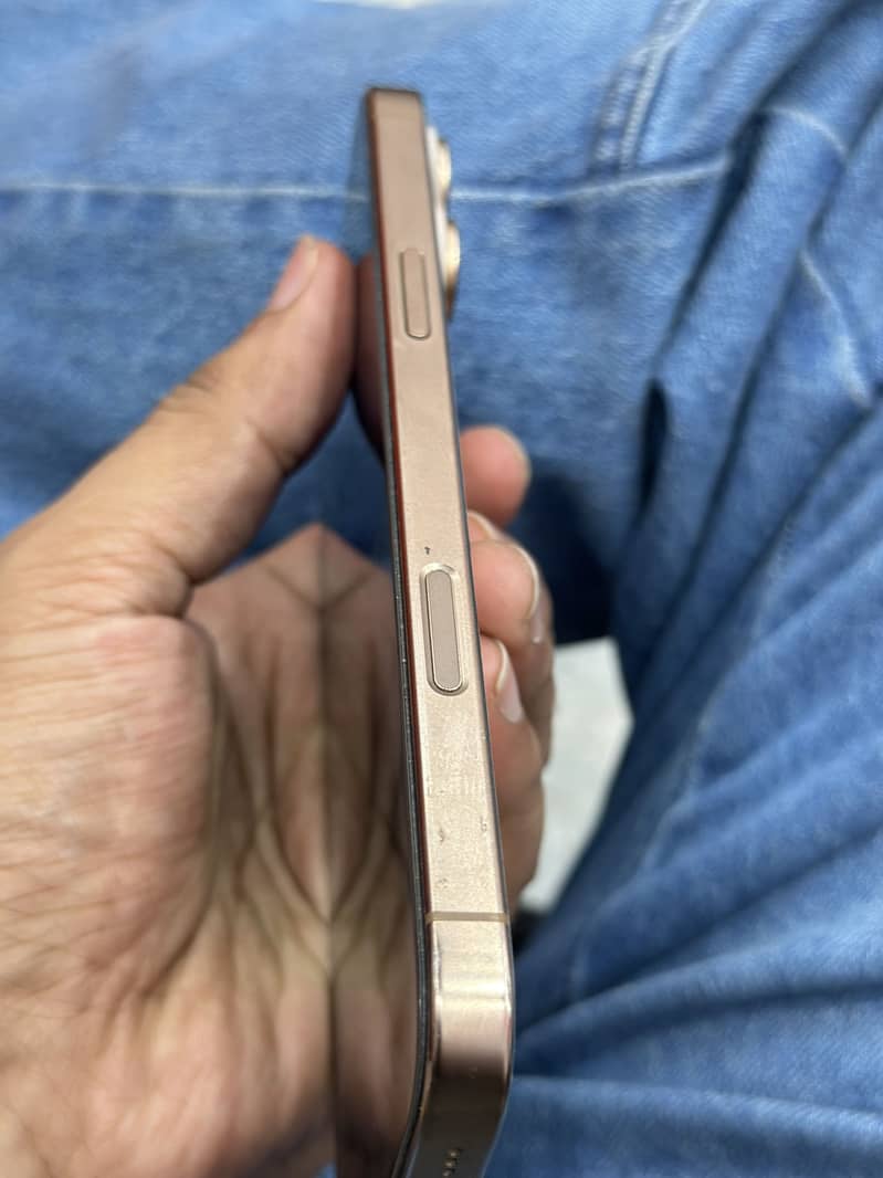 Apple iPhone 16 Pro Max 4