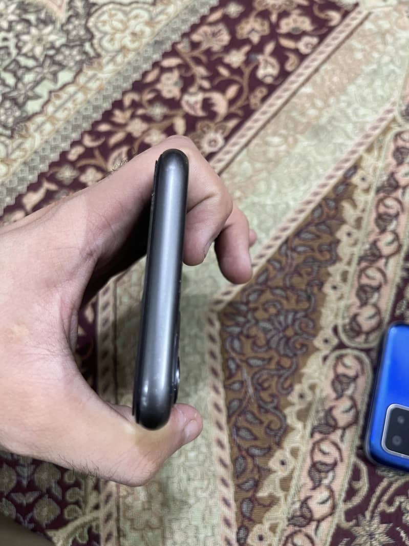 Apple iPhone 11 4
