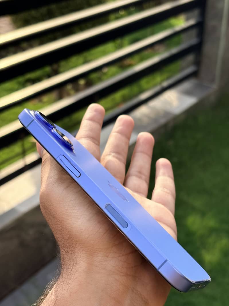 Apple iPhone 16 4